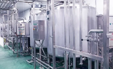 كيف يتم الحفاظ على مراقبة الجودة في جميع أنحاء خط إنتاج الزبادي