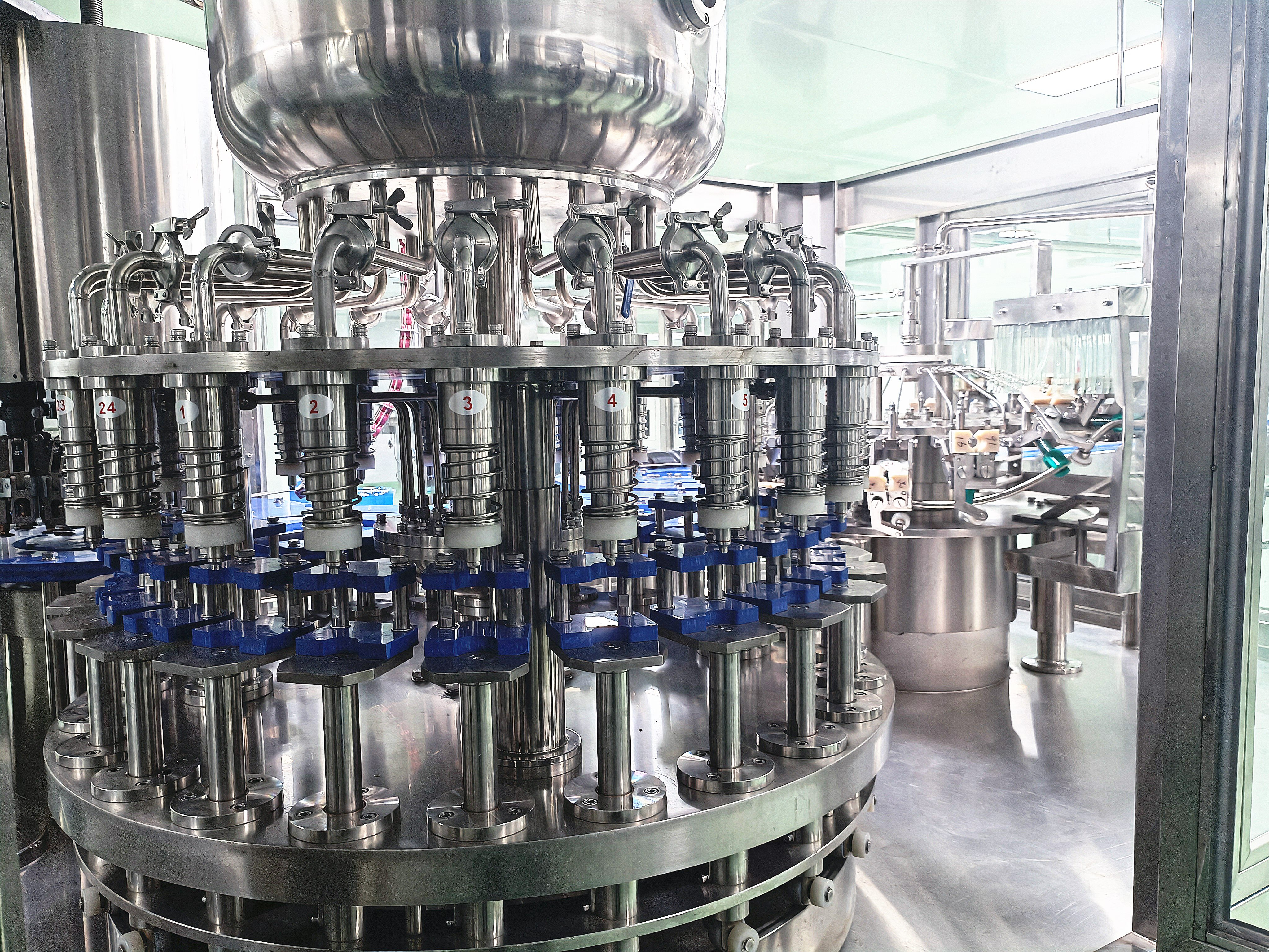 ما هي ميزة آلة ملء الكرتون المعقمة؟